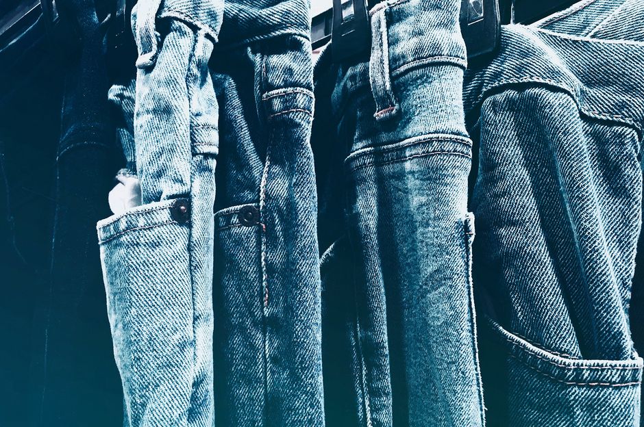 Imagem de calças jeans penduradas, transmitindo uma sensação de moda casual e estilo urbano.