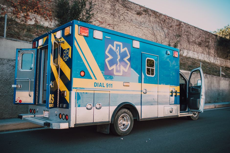 Ambulância estacionada em área urbana, pronta para atendimento de emergência.