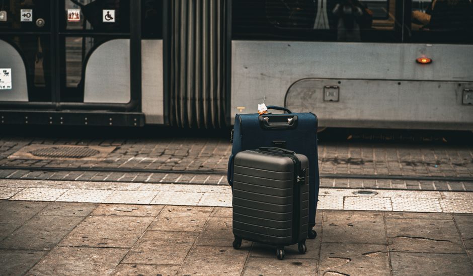 Malas de viagem em uma estação de transporte público, sugerindo preparo para uma viagem ou deslocamento.