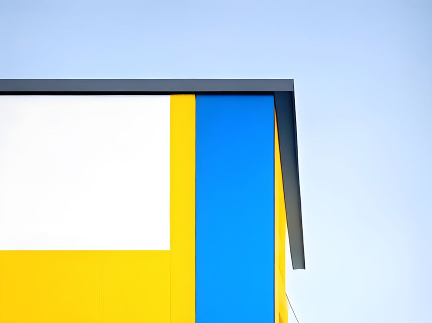 Imagem de fachada moderna com cores vibrantes, destacando a experiência visual em projetos arquitetônicos contemporâneos.