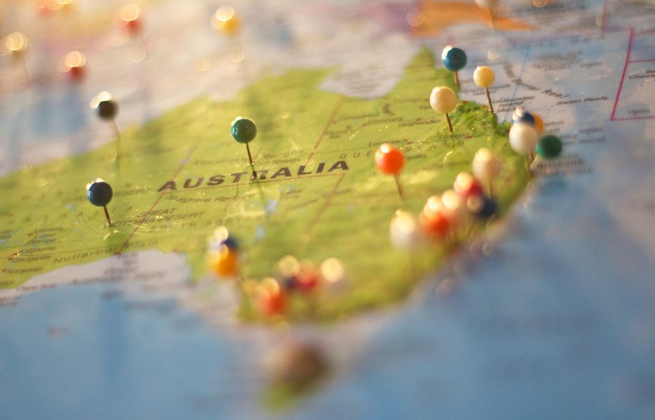 Mapa da Austrália com alfinetes marcando diferentes regiões, representando planejamento geográfico ou estratégico no continente australiano.