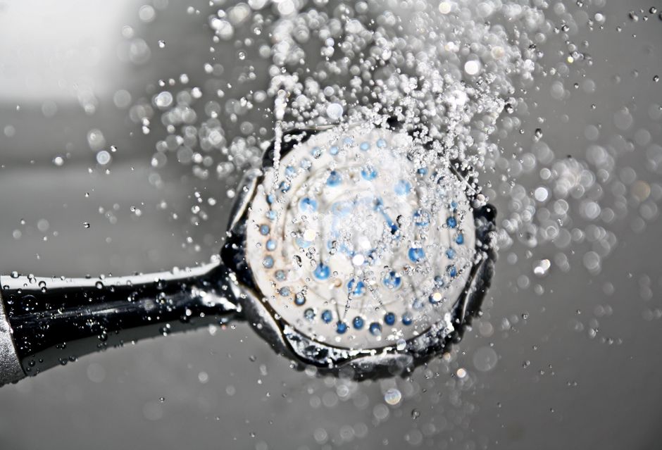 Imagem de um relógio submerso em água, com gotas e borrões, simbolizando o conceito de tempo e velocidade em ambientes aquáticos ou momentos de alta intensidade.