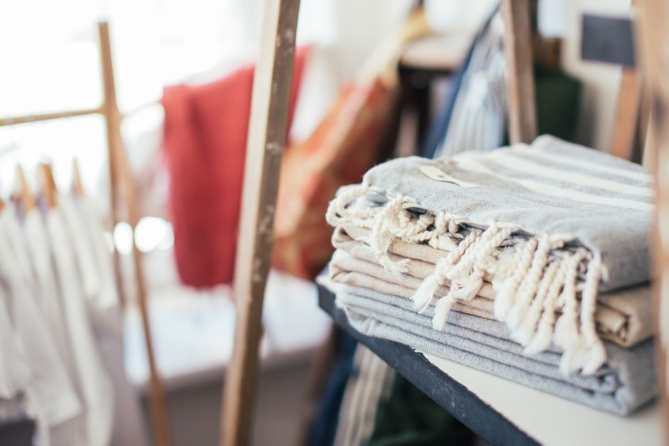 Dicas para decorar a casa com tecidos e mantas: guia completo para transformar seu ambiente