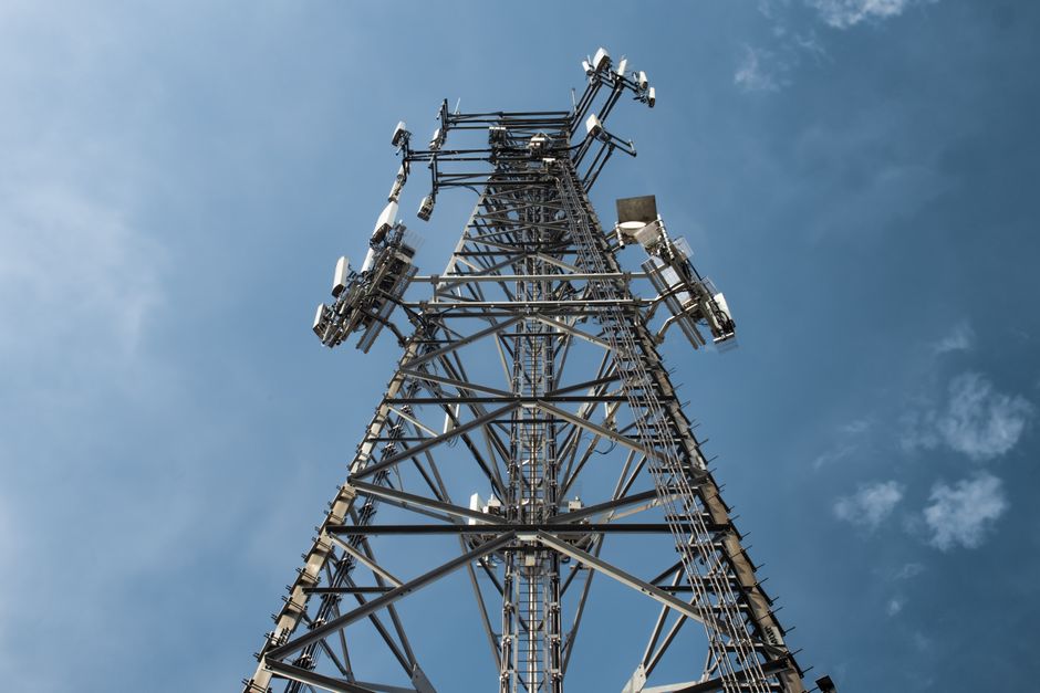 Estrutura de torres de transmissão de energia ao céu, simbolizando tecnologia e comunicação.