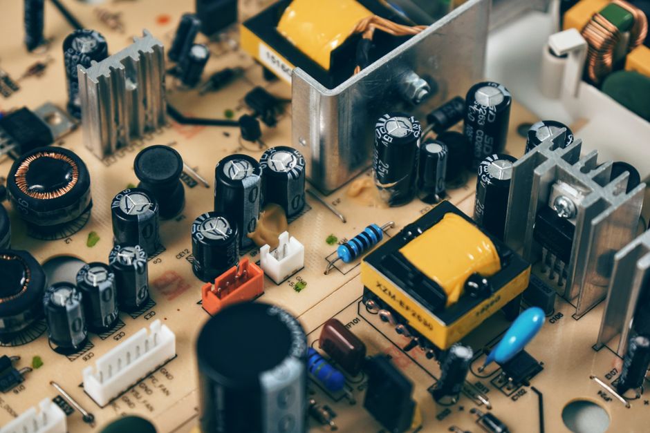 Imagem de uma placa de circuito eletrônico composta por diversos componentes, ilustrando tecnologia e eletrônica em ação.
