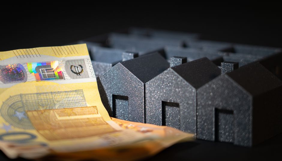 Ilustração representando investimentos em imóveis com destaque para a relação entre dinheiro e propriedades em um contexto financeiro.