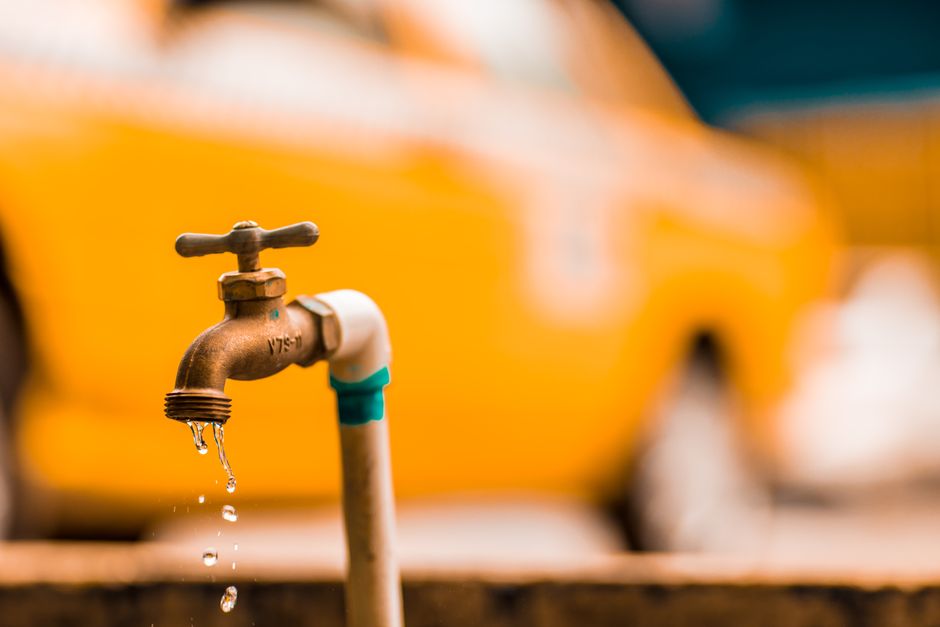 Dicas para evitar vazamentos no carro e em casa: guia completo de prevenção