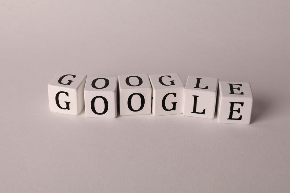 Imagem com blocos de letras formando a palavra 'Google', representando buscas ou ferramentas de pesquisa digital.