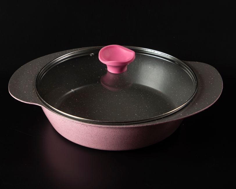Panela de cozinha com tampa, ideal para preparo de alimentos caseiros, em ambiente de cozinha moderna.