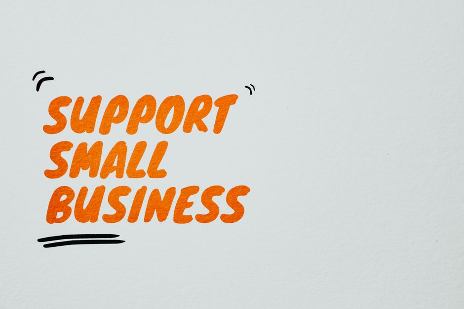 Imagem com a frase 'Support Small Business' escrita em destaque para promover o incentivo aos pequenos negócios.