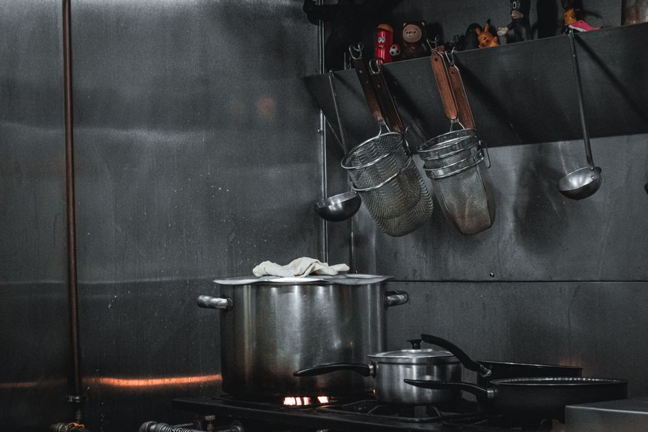 Como montar uma cozinha industrial passo a passo: guia completo para seu negócio