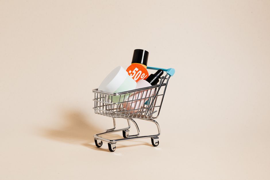Carrinho de compras com produtos de beleza em uma composição minimalista para ilustrar promoções e descontos em lojas de cosméticos.