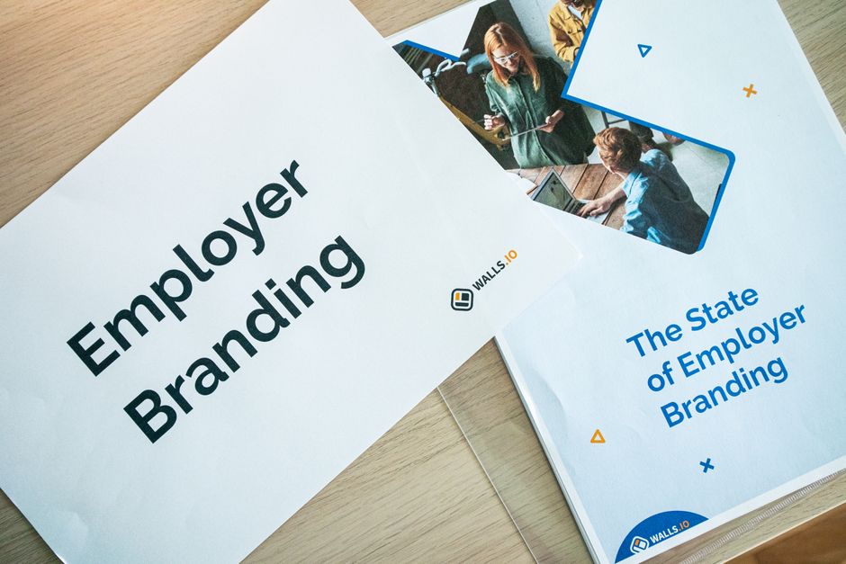 Imagem de materiais de leitura e apresentação sobre branding de empregador, destacando a importância do branding na gestão de recursos humanos.