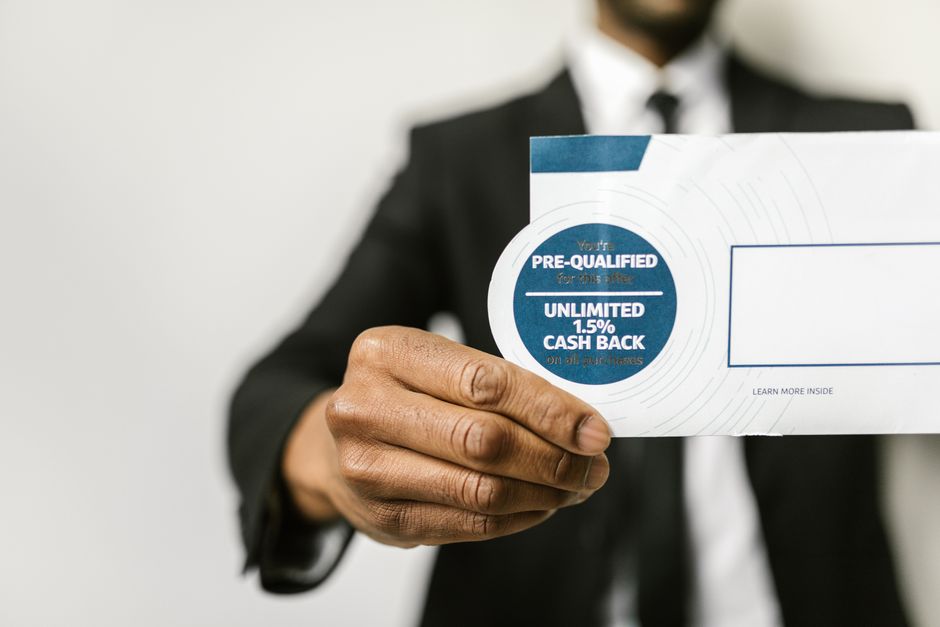 Homem de terno segurando um cheque promocional, simbolizando oportunidades financeiras e ofertas especiais.