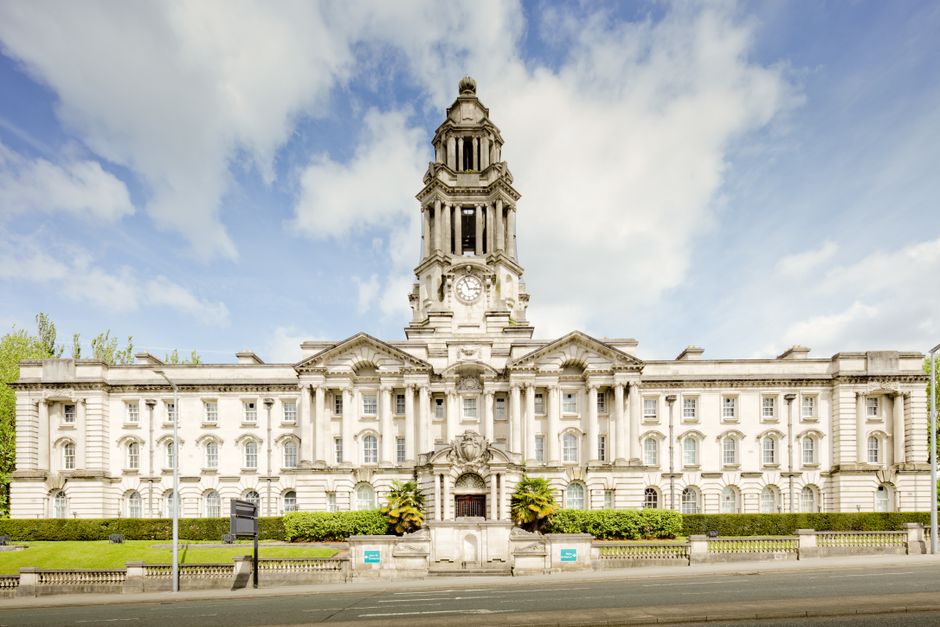 Edifício histórico com arquitetura clássica e relógio no topo, representando uma imponente sede institucional ou governamental.