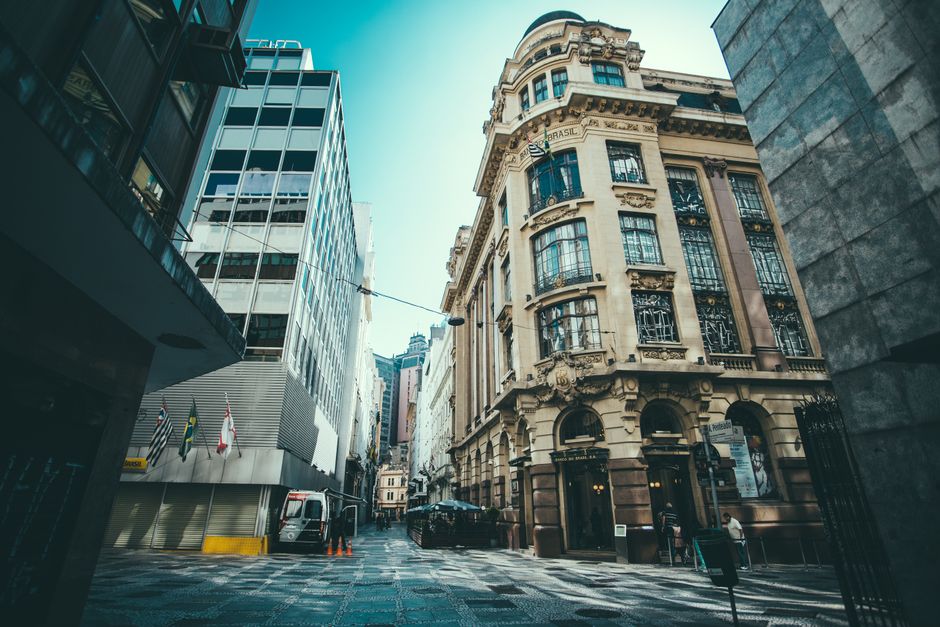 Como acompanhar notícias sobre empresas no Brasil em 2026: guia completo