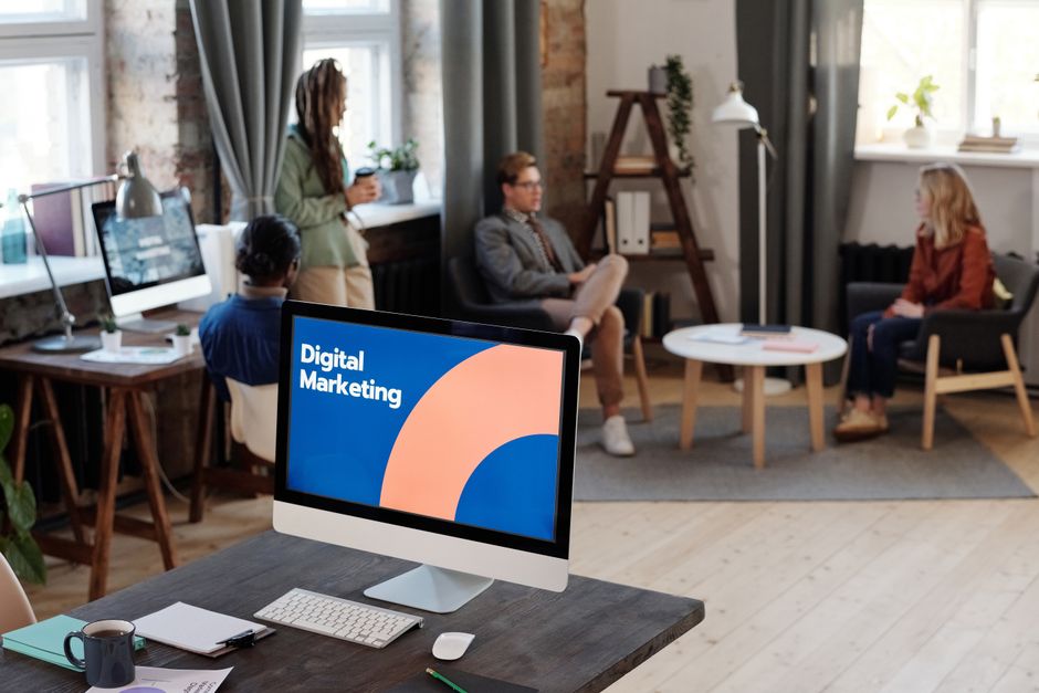 Espaço de coworking com foco em marketing digital, apresentando uma configuração moderna e colaborativa para profissionais e equipes criativas.