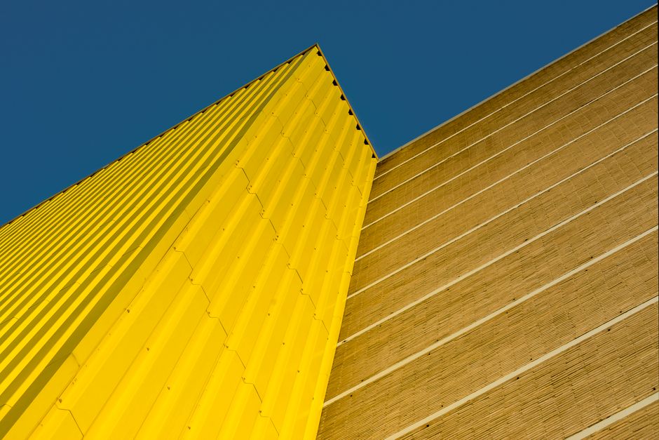 Imagem de uma arquitetura moderna com elementos em cores vibrantes e linhas bem definidas que representam inovação e design urbano.