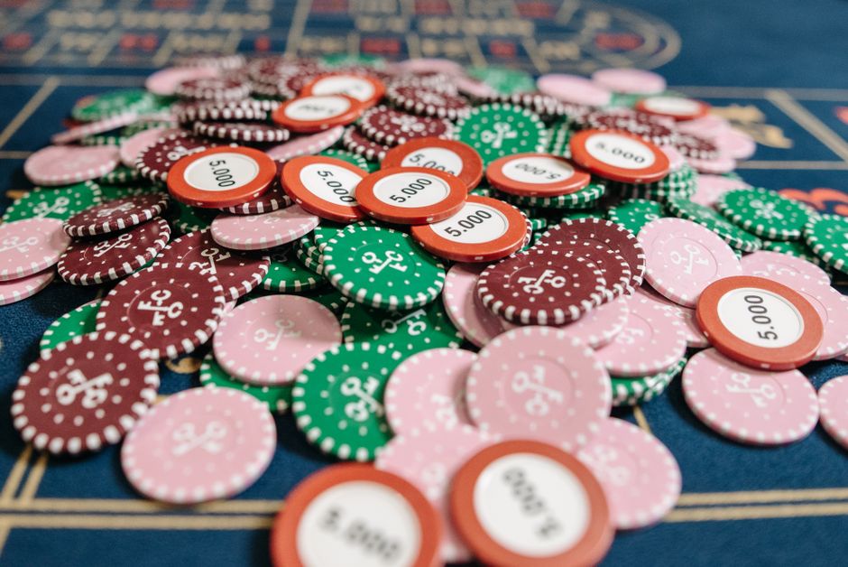 Imagem de fichas de poker representando apostas e riscos financeiros, ideal para discutir gerenciamento de riscos e estratégias em jogos ou investimentos.