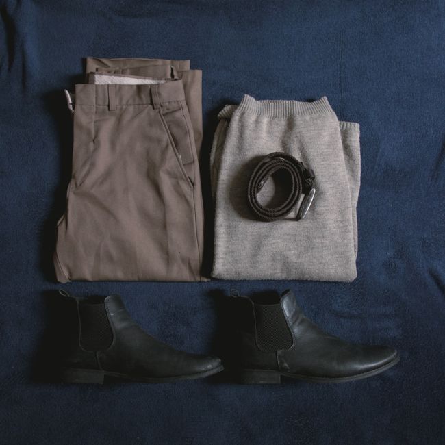 Imagem de roupas formais e acessórios masculinos, ideal para um artigo sobre dicas de vestuário para ambientes corporativos.