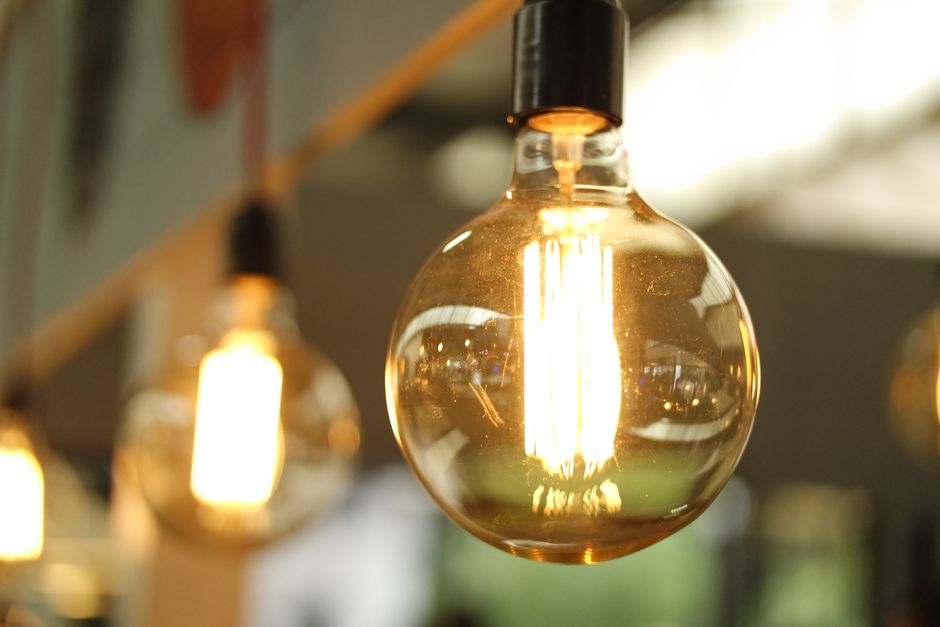 Lâmpadas de filament vintage criam uma atmosfera aconchegante em um ambiente moderno, com foco na iluminação decorativa.