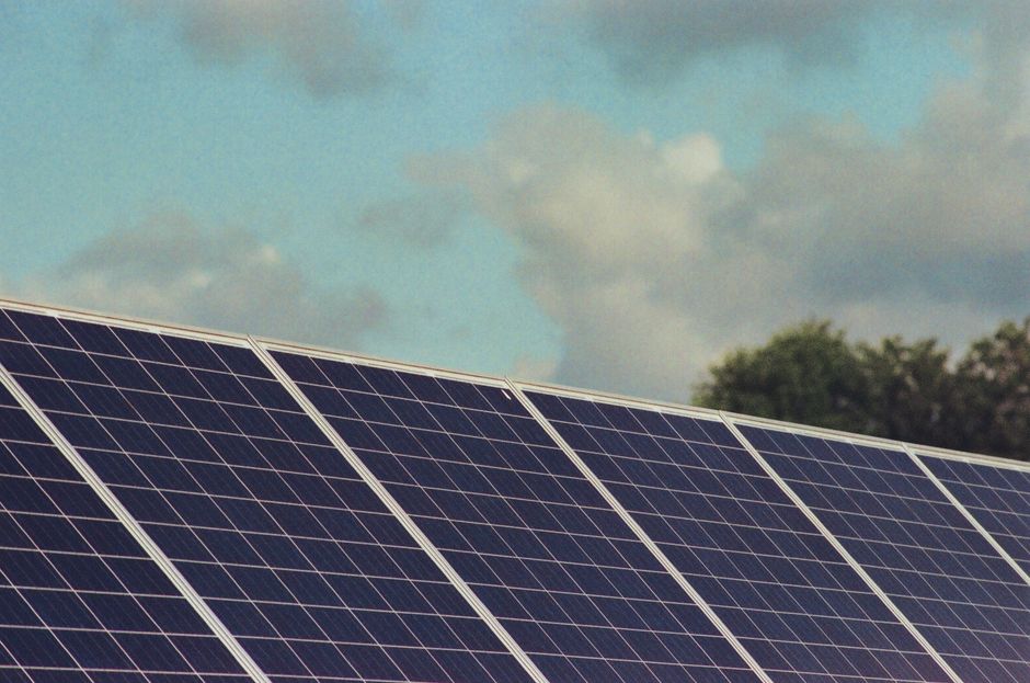Como usar energia solar para economizar na moda sustentável em 2026