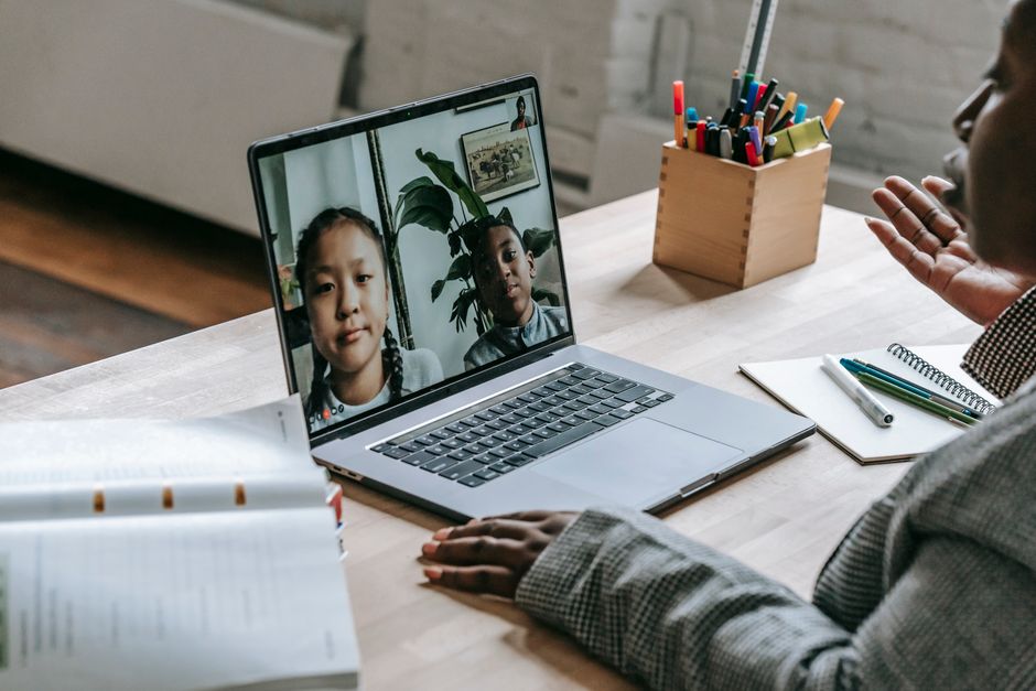 Dicas para economizar em cursos online: guia completo para 2026