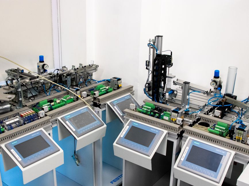 Imagem de uma linha de produção automatizada com componentes de controle eletrônico, evidenciando tecnologia industrial avançada.