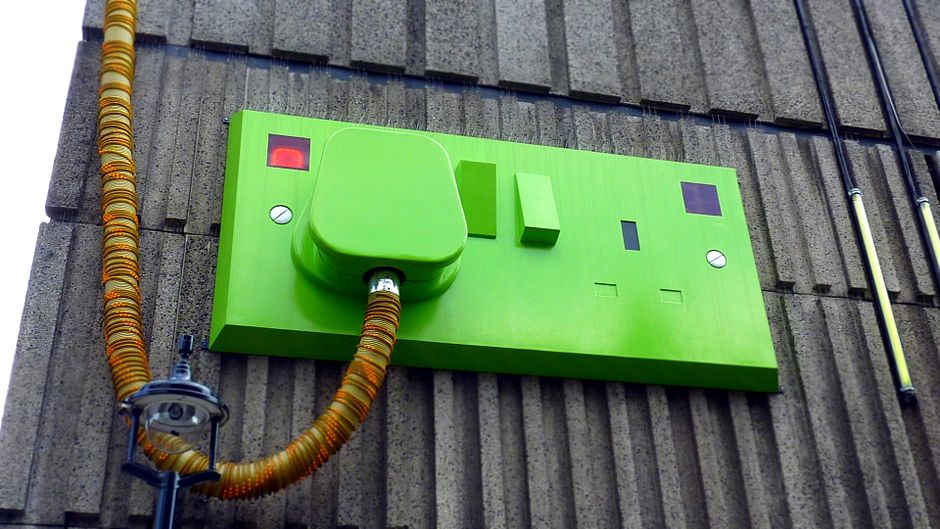 Imagem de um dispositivo de segurança elétrica moderno e colorido instalado na parede, destacando tecnologia e inovação em sistemas de proteção.