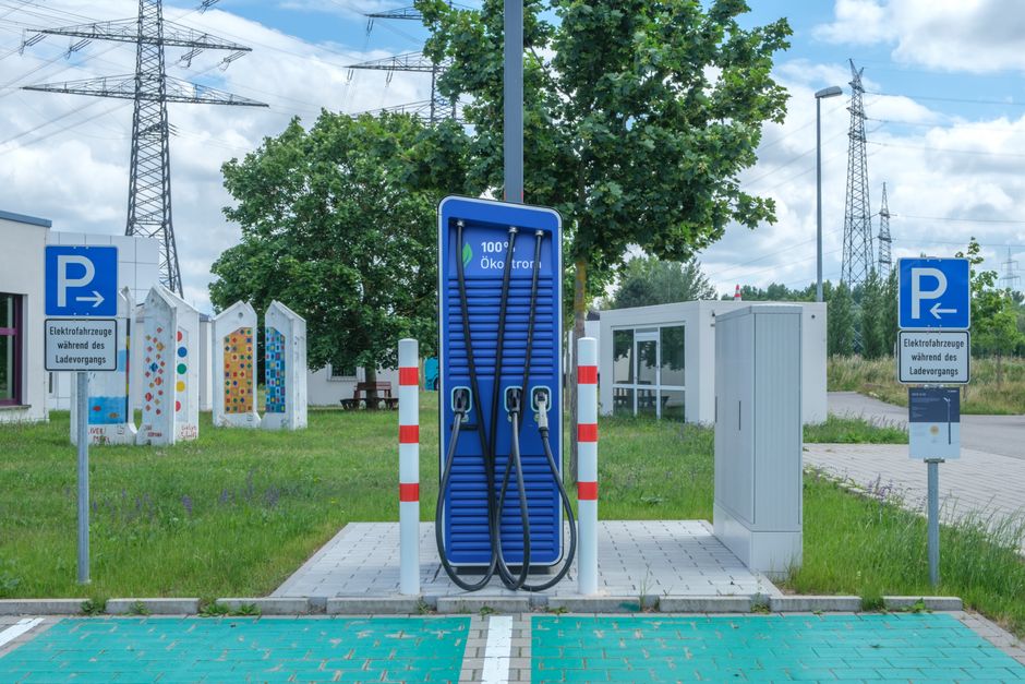 Estação de carregamento de veículos elétricos em uma área ao ar livre, com infraestrutura para sustentabilidade e mobilidade elétrica.