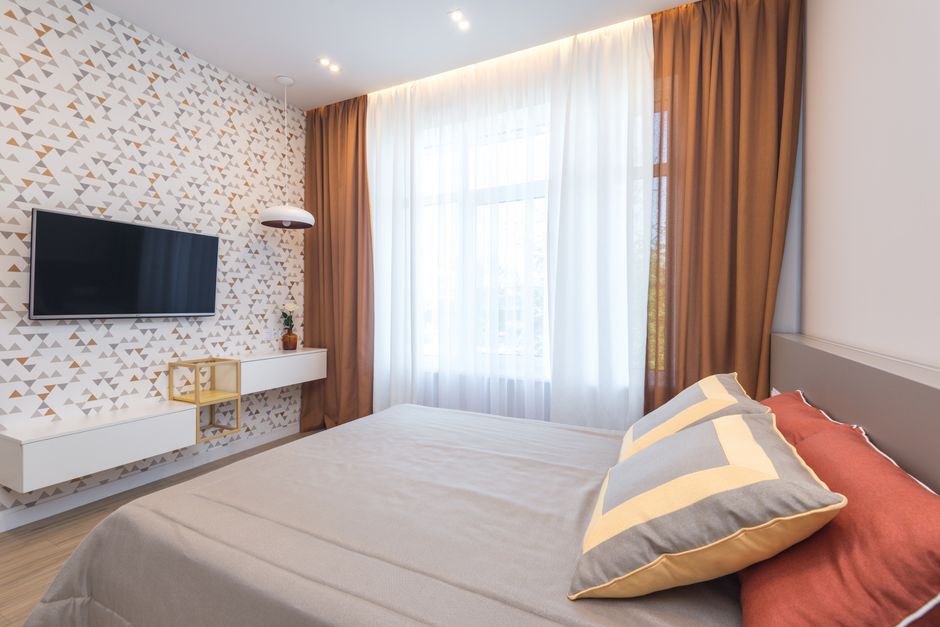 Quarto moderno e aconchegante com decoração clean, ideal para hospedagem ou acomodação residencial.