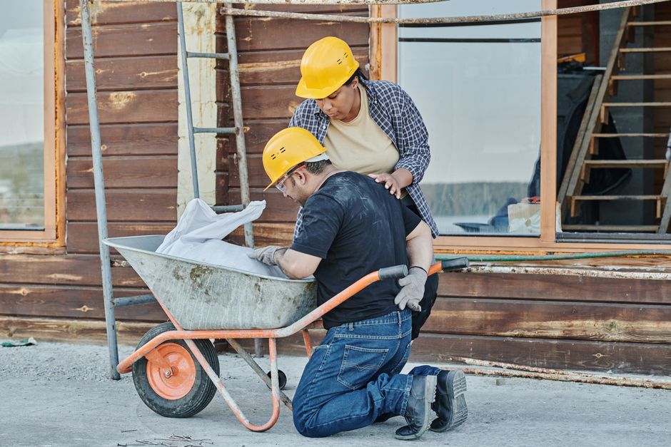 Dicas para evitar dores nas costas no trabalho de construção civil em 2026