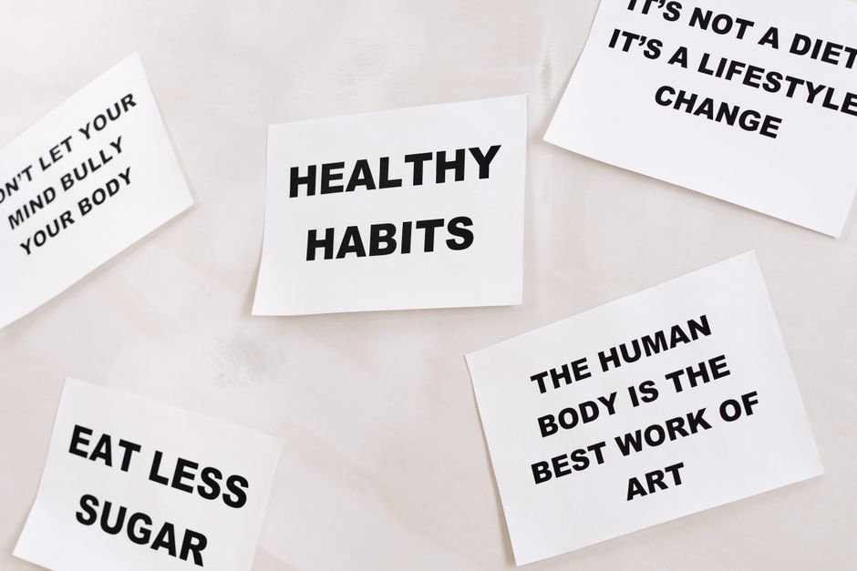 Imagem com frases motivacionais sobre hábitos saudáveis e autocuidado, ideal para artigos sobre bem-estar e estilo de vida.
