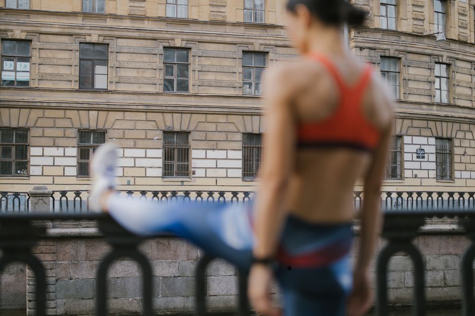 Dicas para manter a rotina de exercícios durante viagens em 2026: guia completo
