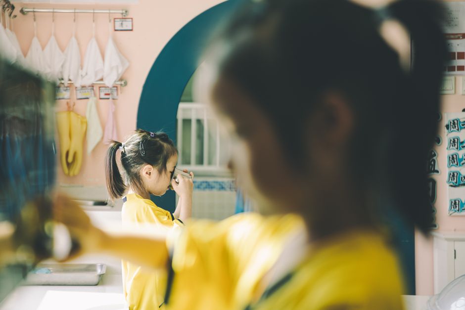 Crianças participando de uma atividade escolar em sala de aula, com foco na aprendizagem e criatividade.