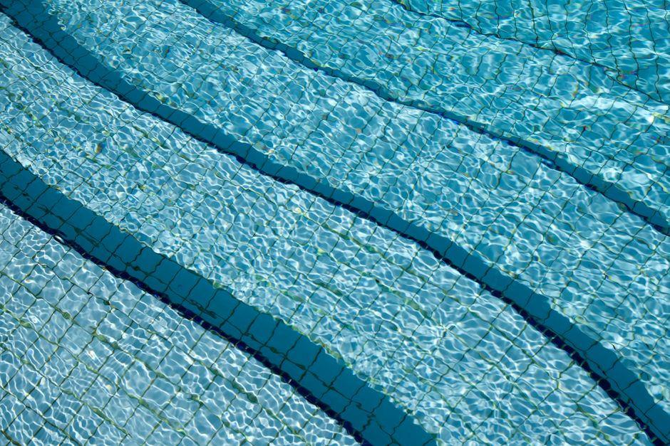 Dicas para manter a piscina limpa no verão: guia completo 2026