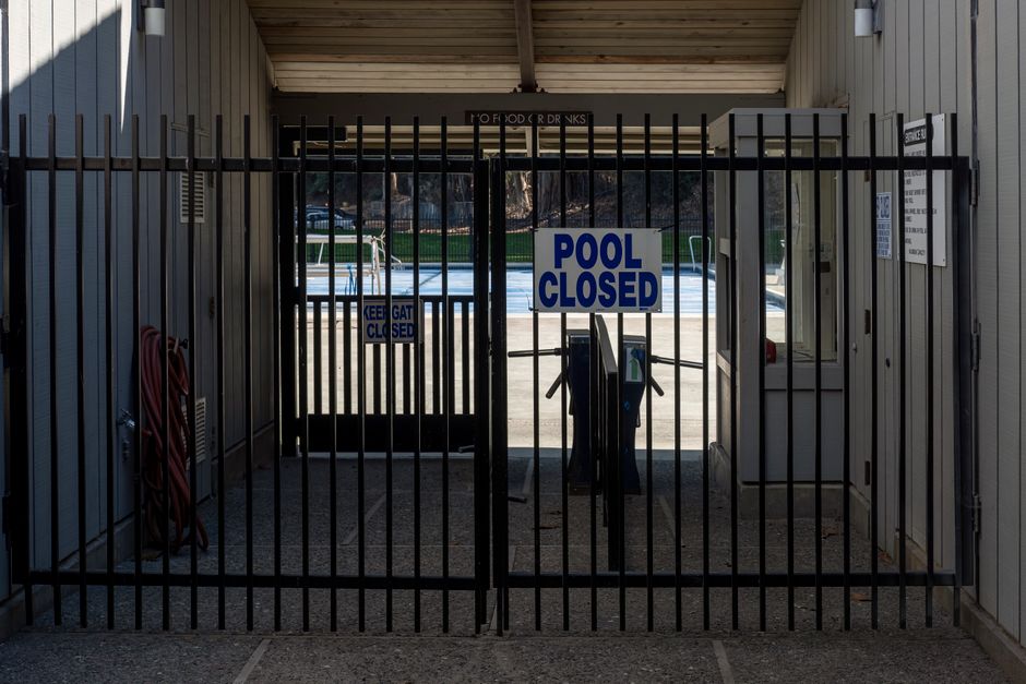 Imagem de uma área de piscina fechada, indicando que o espaço está interditado ao público.