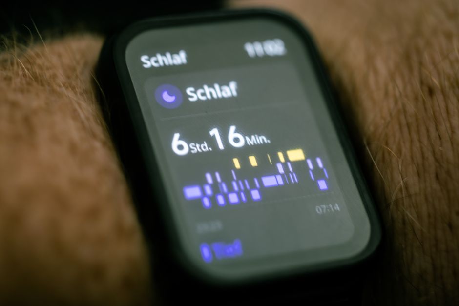 Pessoa verificando o controle do sono no smartwatch, evidenciando a importância do monitoramento do descanso para a saúde.