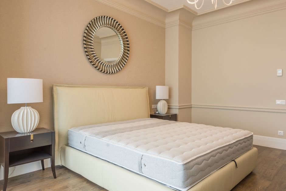 Quarto moderno com cama confortável, ideal para artigos sobre decoração de ambientes ou dicas de conforto no sono.