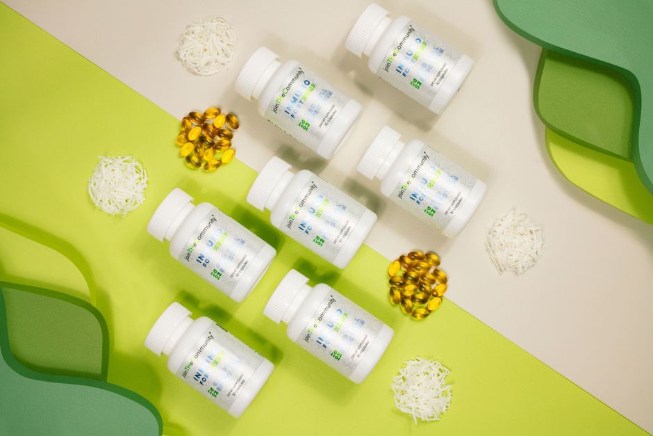 Imagem com frascos de suplementos alimentares e cápsulas, representando saúde e bem-estar.