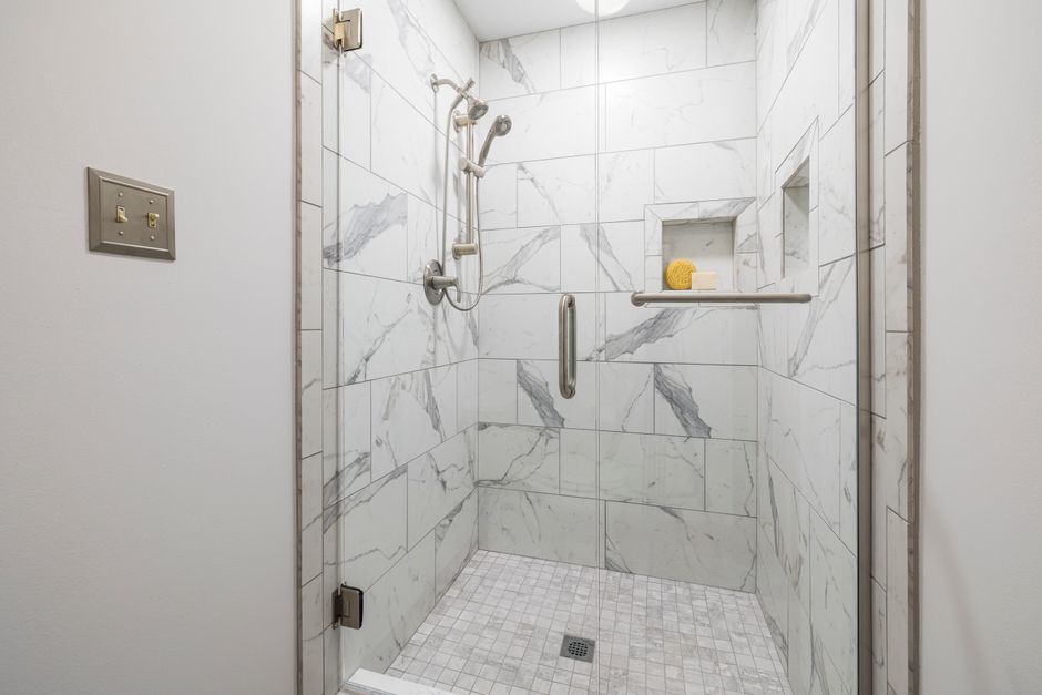 Banheiro adaptado com barra de apoio, mostrada em uma reforma acessível para deficientes físicos.