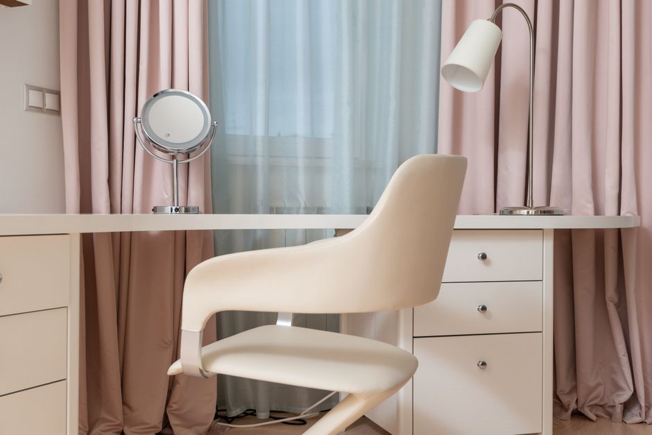 Escrivaninha moderna em um ambiente de trabalho com iluminação suave, ideal para home office ou estudos.