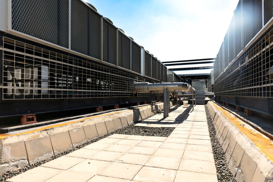 Imagem de uma cobertura de edifício com sistema de ar-condicionado de grande porte, destacando a infraestrutura de climatização em ambientes corporativos ou comerciais.