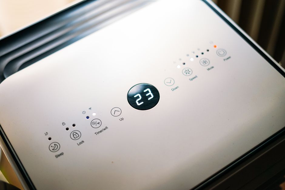 Imagem de um painel de controle de ar condicionado digital, mostrando configurações de temperatura e funções.