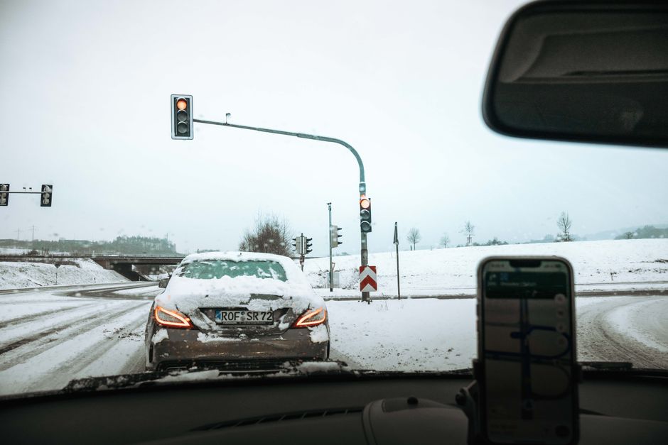 Dicas para manter o celular funcionando no carro no inverno em 2026