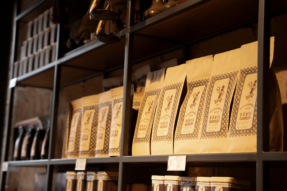 embalagens de café artesanal expostas em prateleira de loja especializada em produtos para café