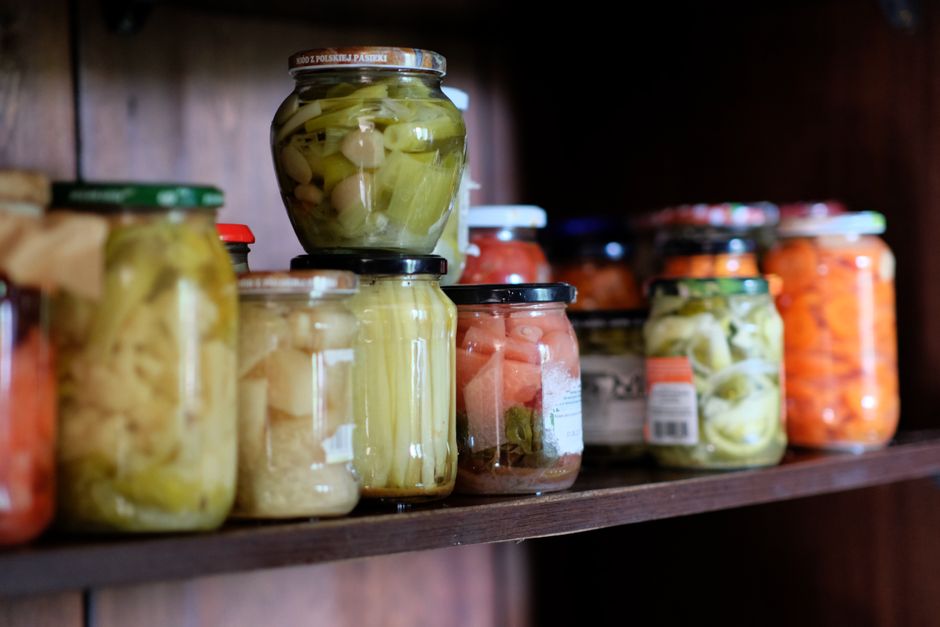 Vasodilho de conservas de alimentos caseiros, representando armazenamento e preservação de alimentos tradicionais.