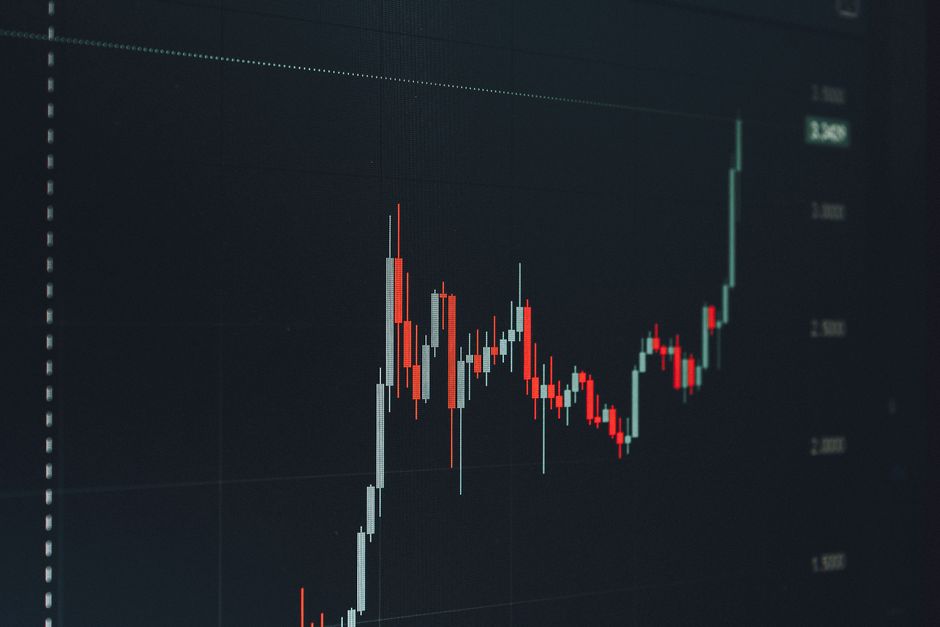 Gráfico de ações com forte valorização, representando crescimento financeiro e sucesso no mercado de investimentos.