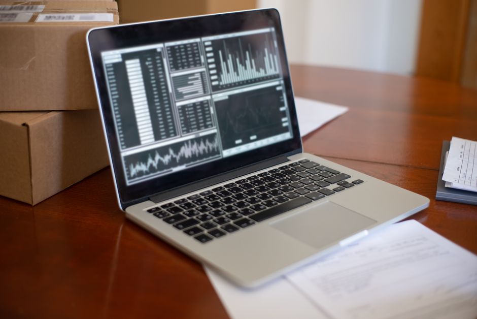 Imagem de um laptop exibindo gráficos e análises, sugerindo análise de dados ou investimentos para um artigo de blog sobre finanças ou tecnologia financeira.