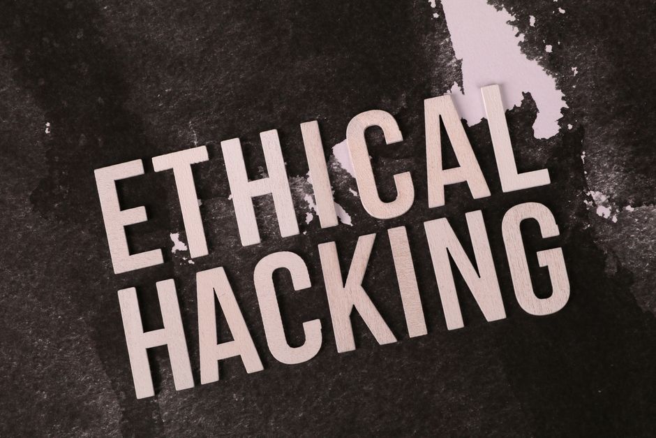 Imagem que destaca o conceito de hacking ético como parte de estratégias de segurança cibernética.